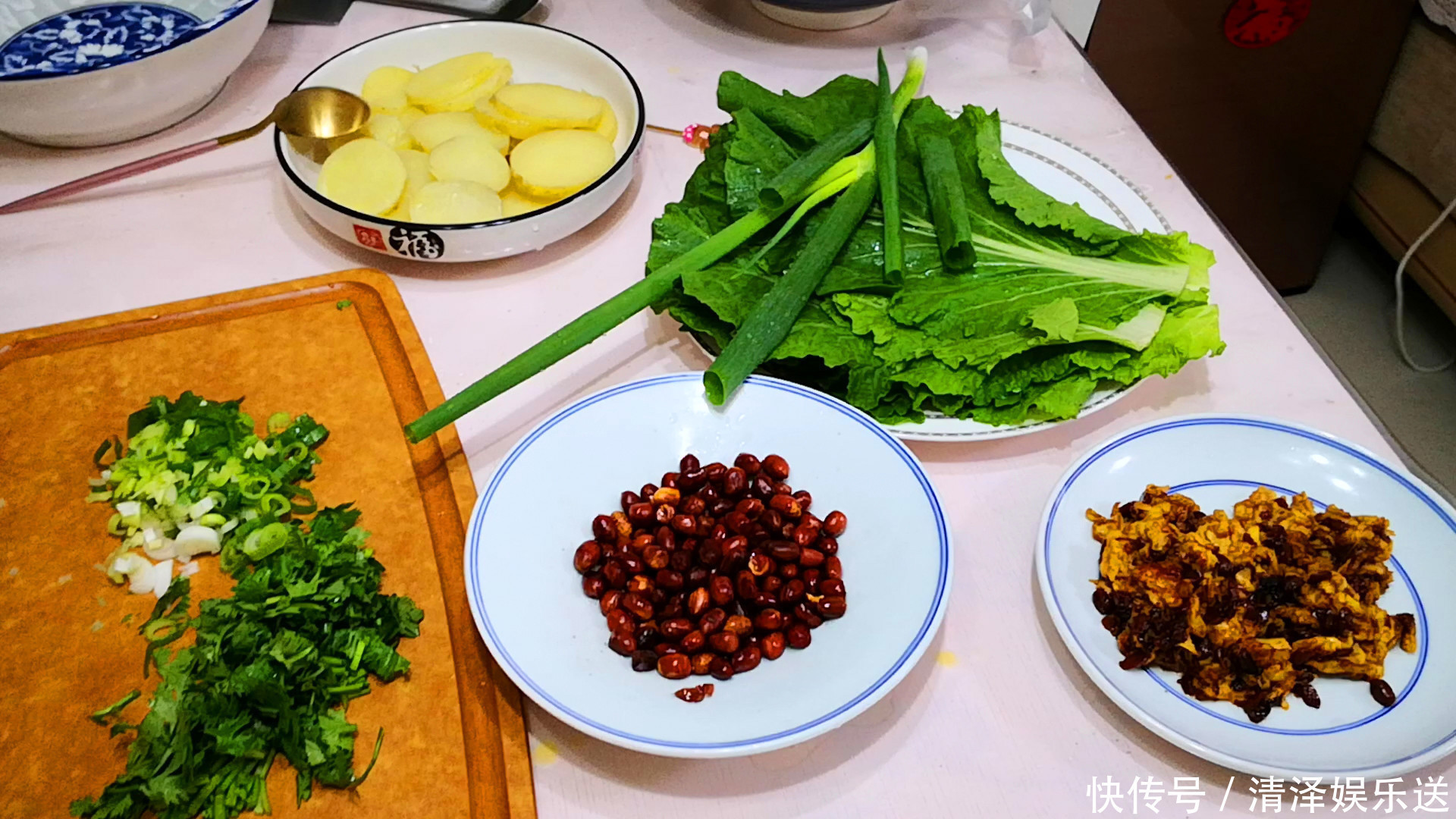 吃剩的米饭别再做蛋炒饭,教你农村特色吃法,一顿3个不够吃,香