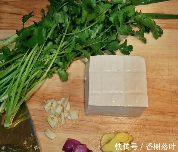 鱼头|鱼头二吃:嫩滑香甜的酱蒸大鱼头;味道鲜美的豆腐滚鱼汤;来试试