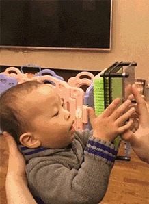 |搞笑GIF段子:如果不是奶奶带大,这特长还发挥不出来呢?