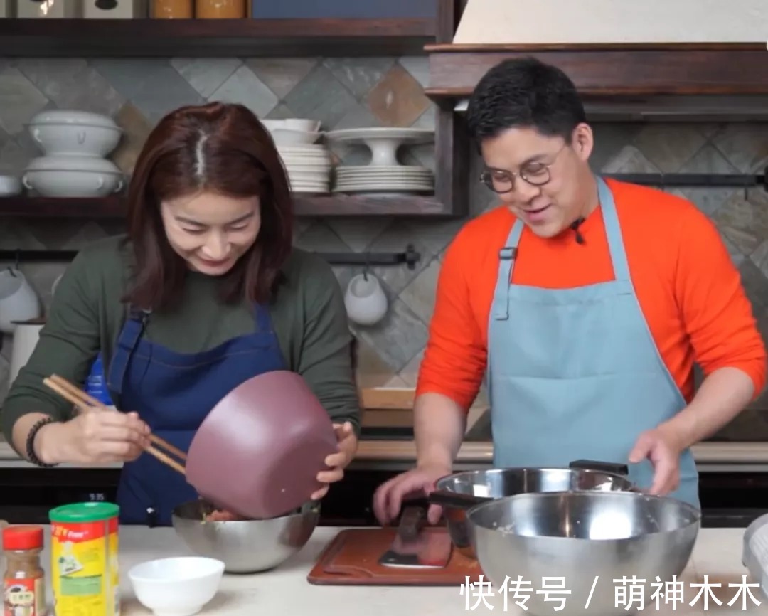 明星年夜饭来了!肖战下厨荤素搭配,关晓彤丰盛,颖儿晒春晚伙食