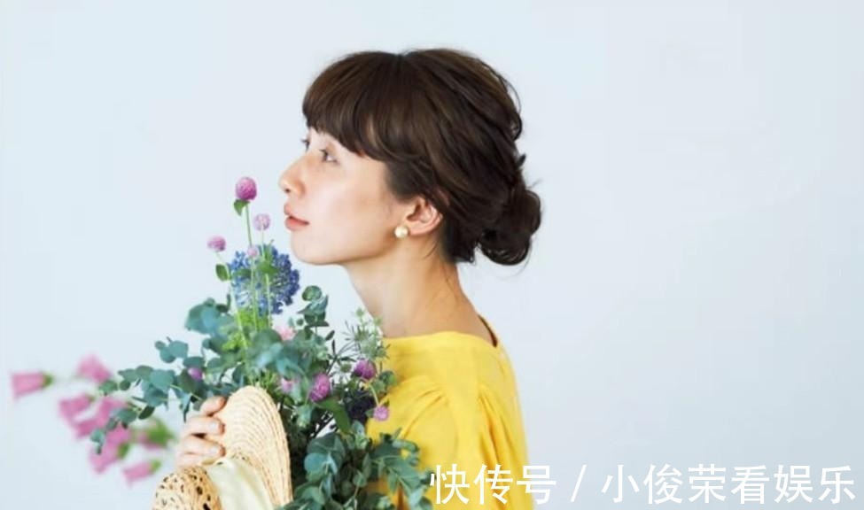 修饰|女人40岁后,别再剪短发了!今夏流行这4种发型,减龄显气质