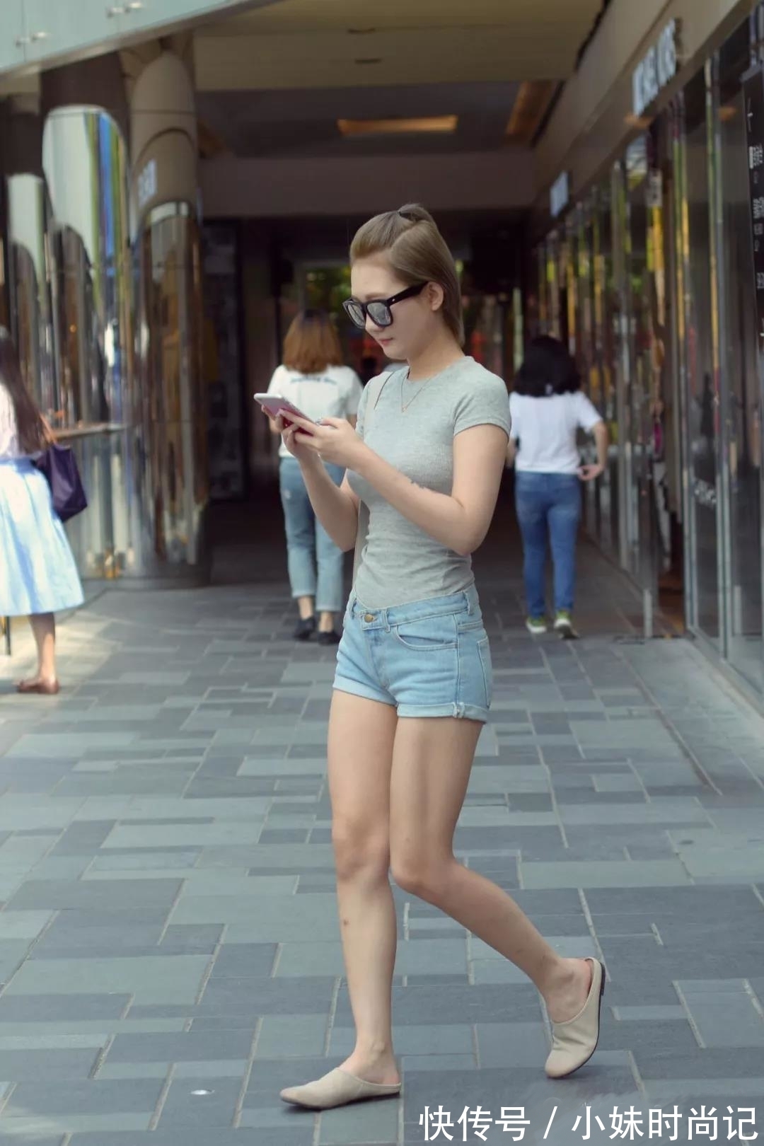 打扮 街拍路人,会穿搭打扮女性会显得更年轻,而且越发有魅力