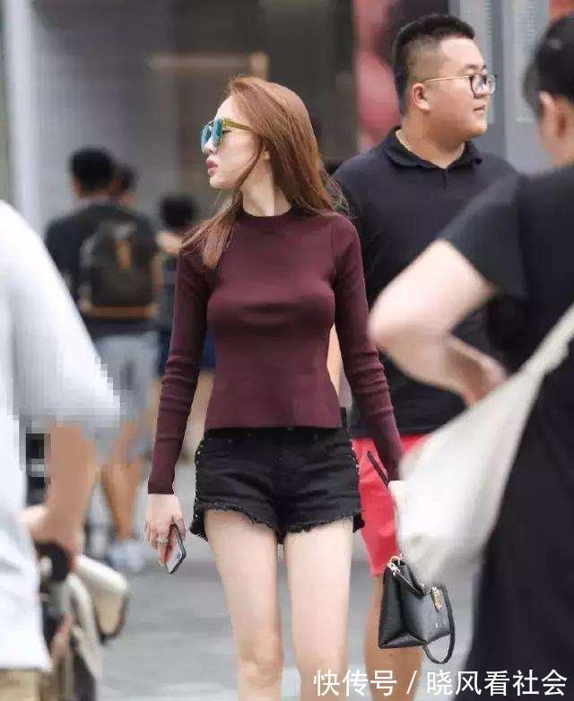穿搭|街拍：朴素的穿搭佩戴墨镜，依旧能在人群中发现亮眼的你
