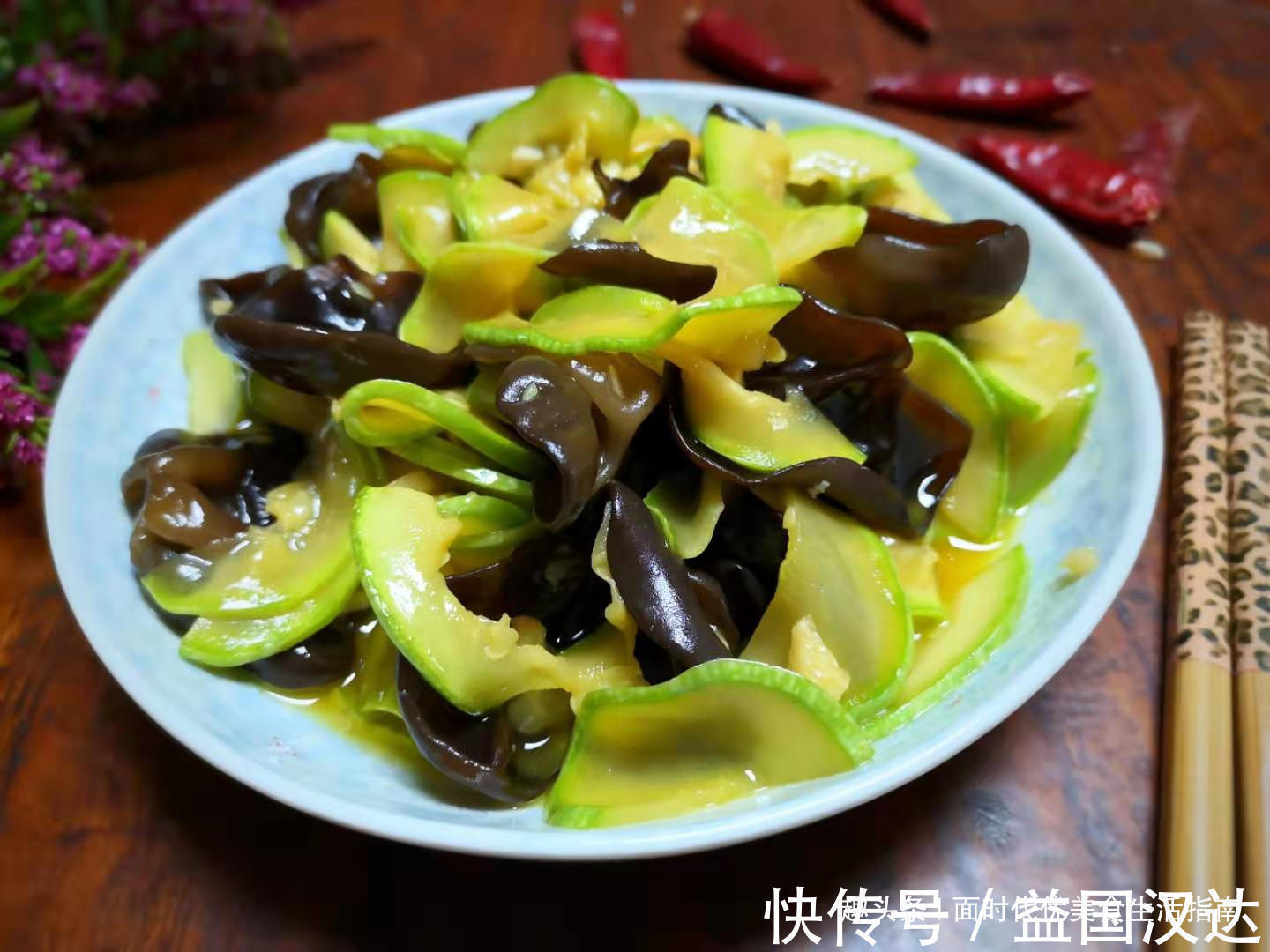 补血|它是“食物中的阿司匹林”,铁是菠菜的20倍,常吃滋肾养胃还补血