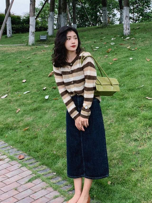 秋天|早秋的甜酷穿搭!针织开衫+牛仔裙,简约大方不做作,优雅又洋气