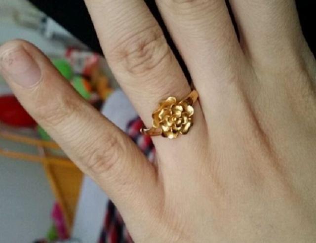 黄金戒指 黄金戒指,戴左手好还是右手好多亏行家点醒,才知我一直做错