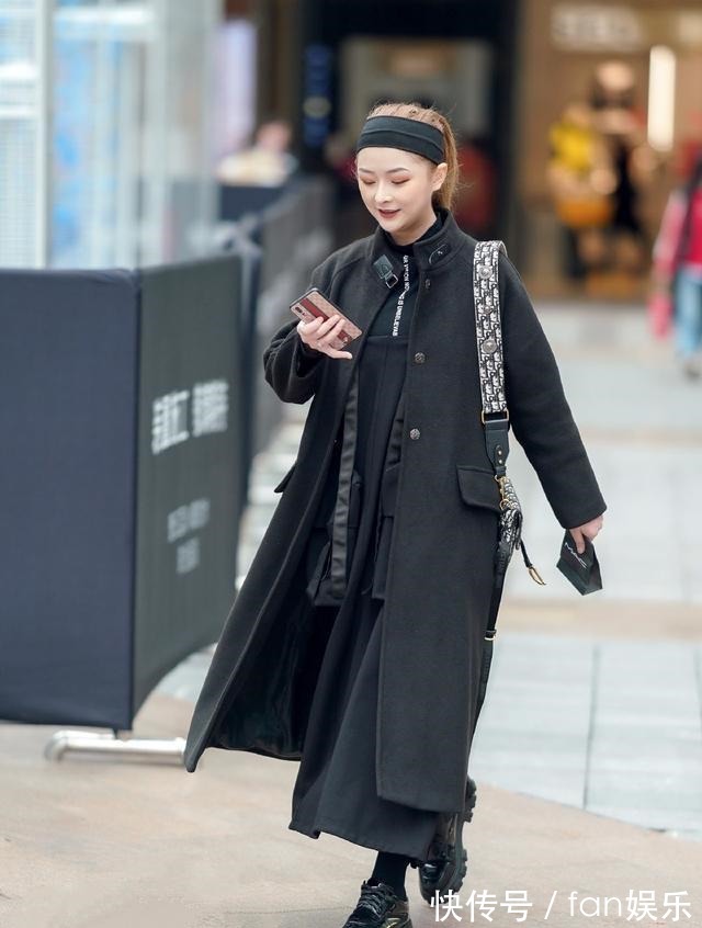 大衣+|黑色大衣有这一件就够了!跟着小小姐姐这样搭,美的高级又稳重!