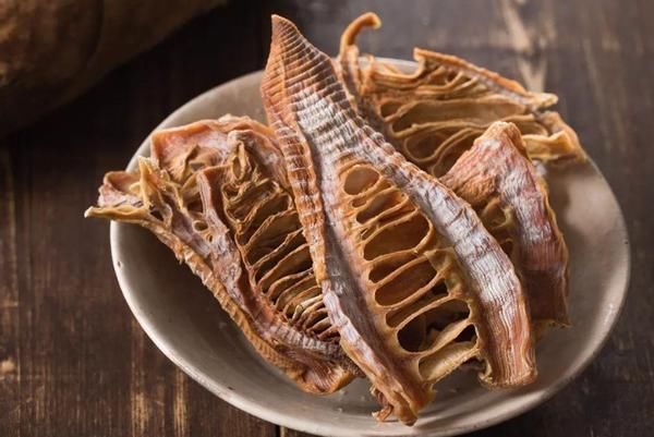 笋干正确泡发方法,饭店大厨都在用,水中加点它,笋干鲜美无异味