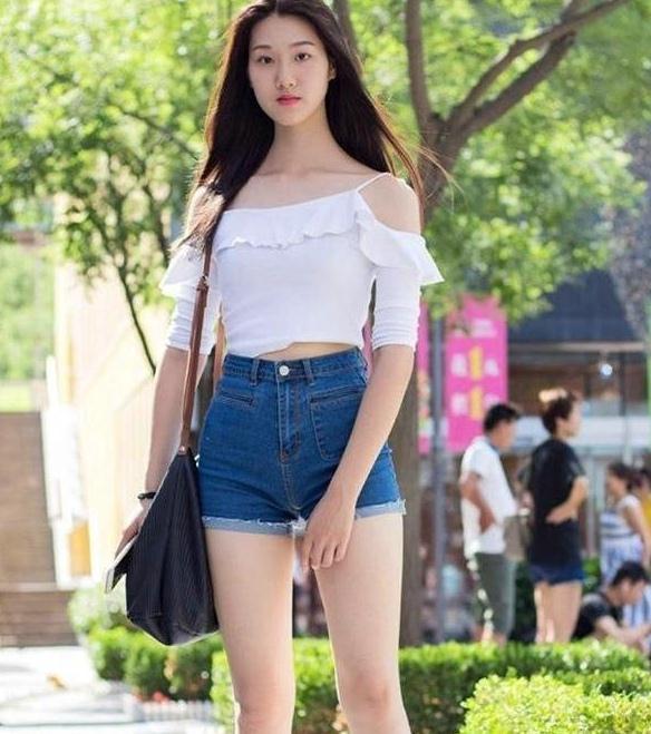 街拍|街拍:气质温婉的长发美女,蓝色连衣裙,清爽大气女人味十足