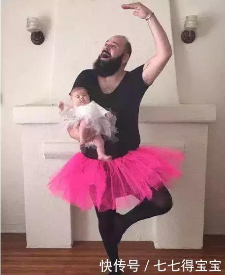 作画|3岁萌娃在爸爸背上作画,手艺精湛连猫都看傻,网友:幸亏是女儿