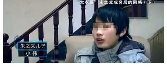 主持人問為什么不離開農(nóng)村，大衣哥的回答展示出了農(nóng)民的愚昧