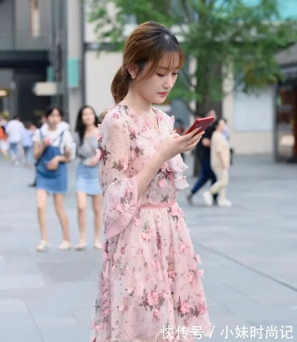 蕾丝 连衣裙穿搭也可以酷酷哒,把女生烘托得亭亭玉立,令人舒适