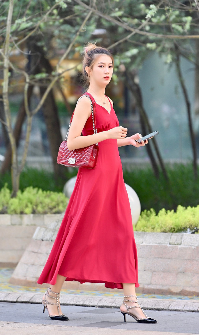 街拍小姐姐肤白貌美大长腿的女神,个个美丽迷人让人心动