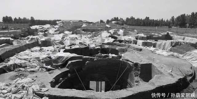 他是刘文彩的守墓人,刘文彩被人从棺材中扒出后,他睡进了棺材