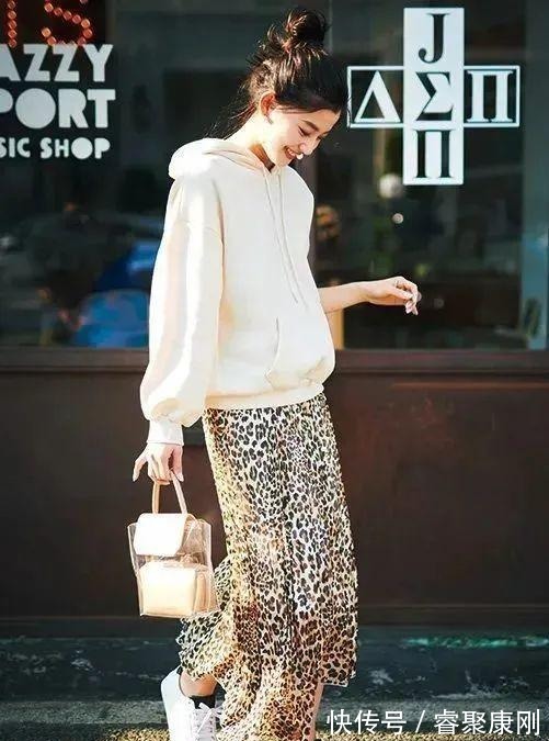 随性|卫衣+半裙=早秋最火混搭套路,时髦又有女人味