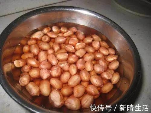 炸花生米，出锅直接撒盐是绝对的错误，多加1步，酥脆不返潮，香