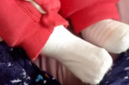 宝妈|宝妈下班回家,发现女儿的脚“胖了”,帮孩子脱掉袜子后笑出声
