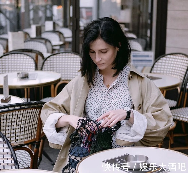 女人|穿衣挑剔的中年女人，风格上一般有以下3个相似处，建议照着搭配