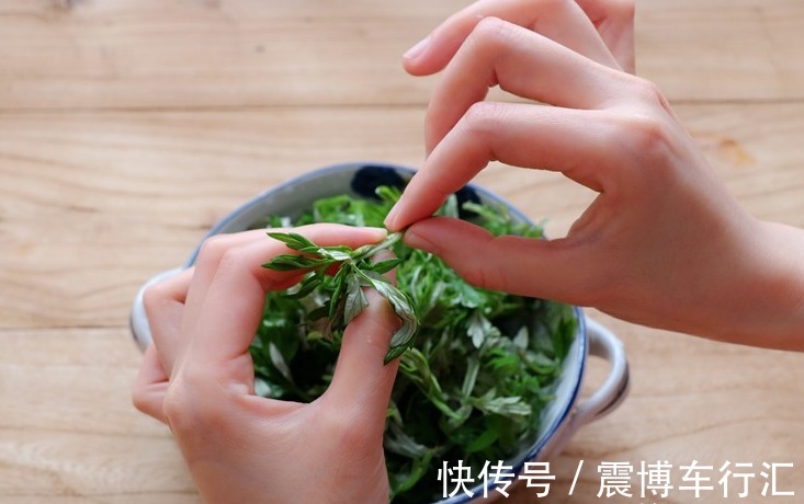 艾叶煮鸡蛋|春天,女性朋友要多吃艾叶煮鸡蛋,教你正确做法,汤都不浪费