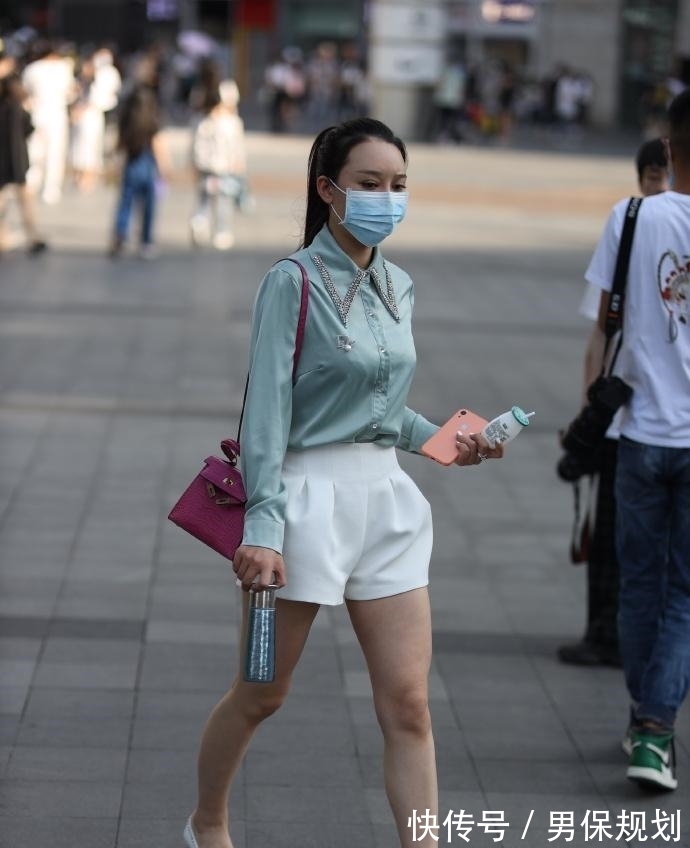 女生 气质女生的通勤风穿搭，“镶钻”衬衫加尖头鞋，气场十足！