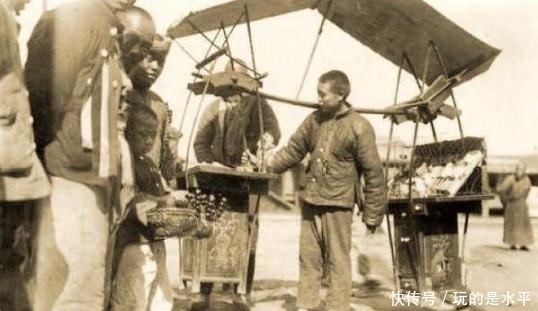 老照片|清朝真实老照片：闲站的清朝妇女，图二官员向洋人行跪拜礼