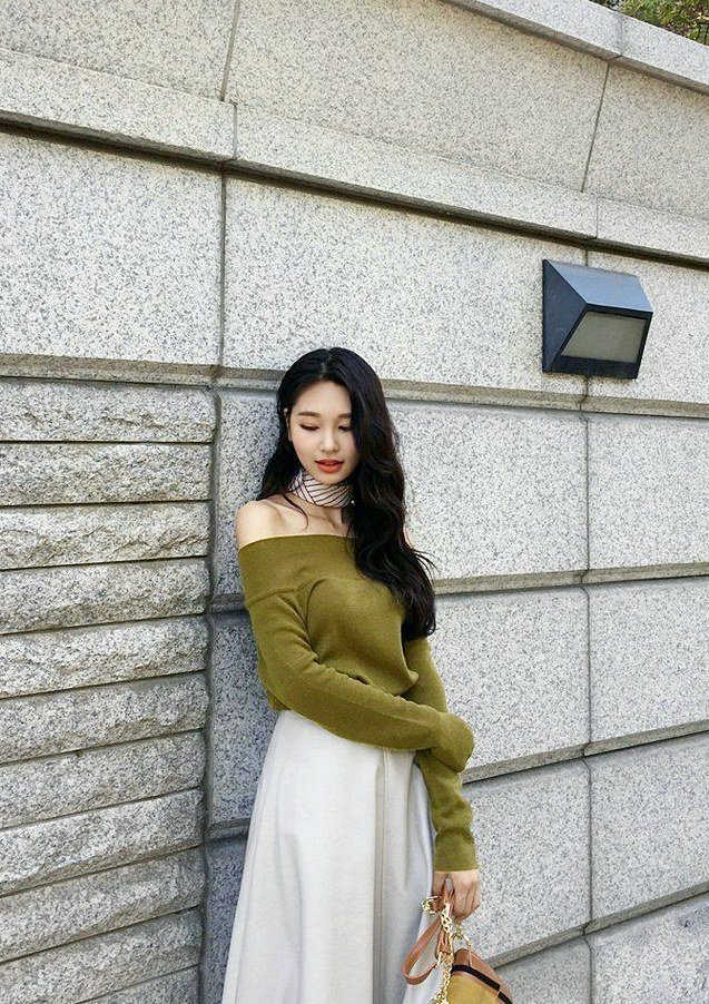 不错|美女街拍:一字肩上衣搭配半身长裙,效果还不错