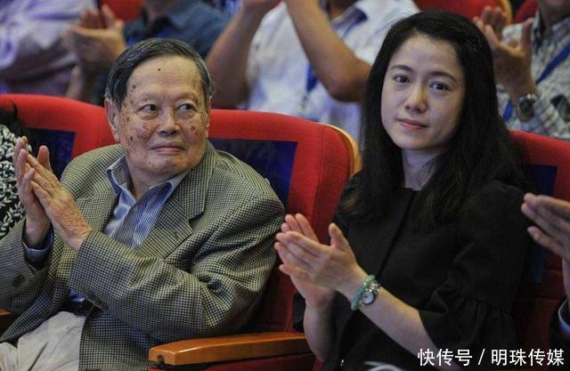 说到韩美林的妻子周建萍,不得不提另外一个人,他就是艺人李玉刚.