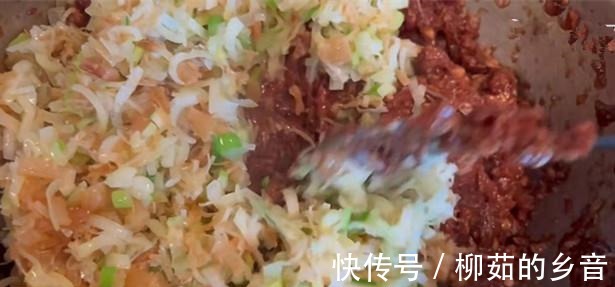 黄磊教做肉包子视频火了,网友点赞感叹这肉包子做得太有特色了!