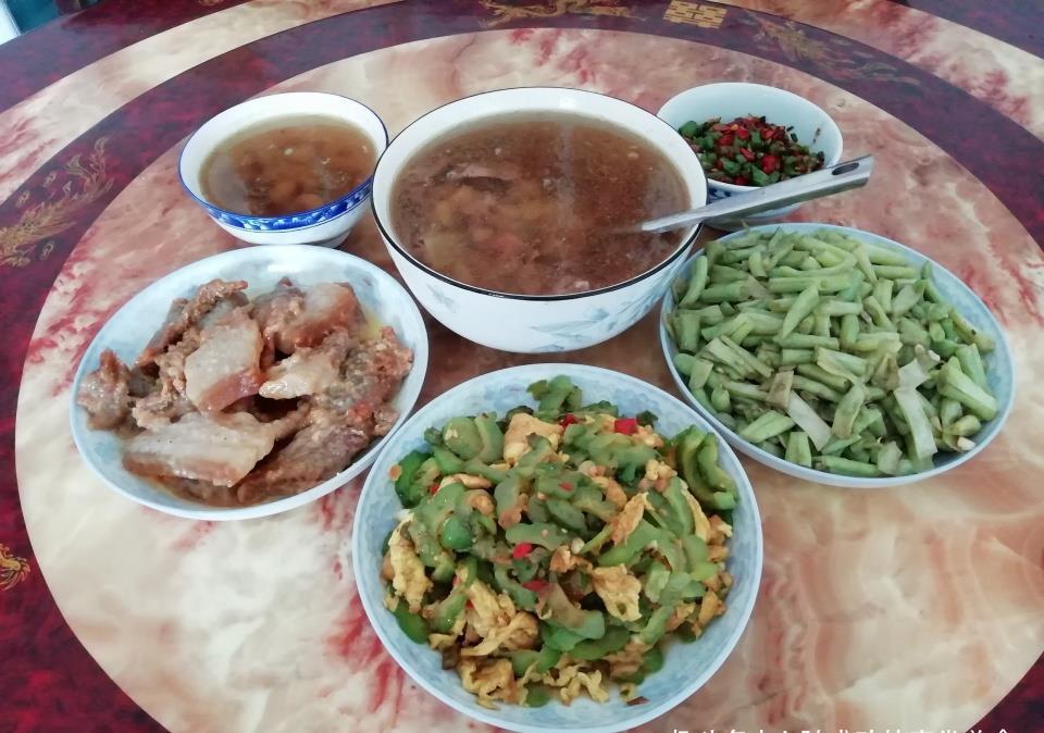 午餐|回家第一天,婆婆做了4菜1汤,荤素搭配营养全,网友:这是亲妈吧