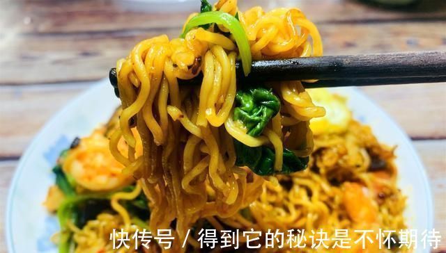 方便面别总是煮着吃,这样做比张云雷泡面的还香,朋友都说太豪华