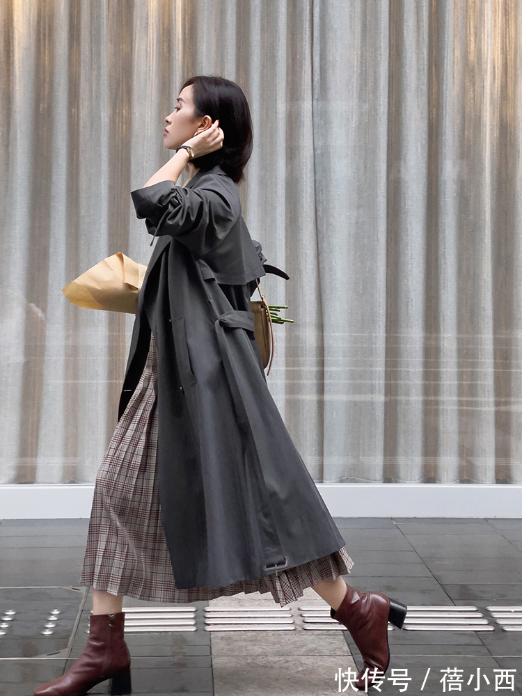 穿搭 今年“风衣”才是最in的存在，搭配小黑裤、半身裙，显瘦又显高