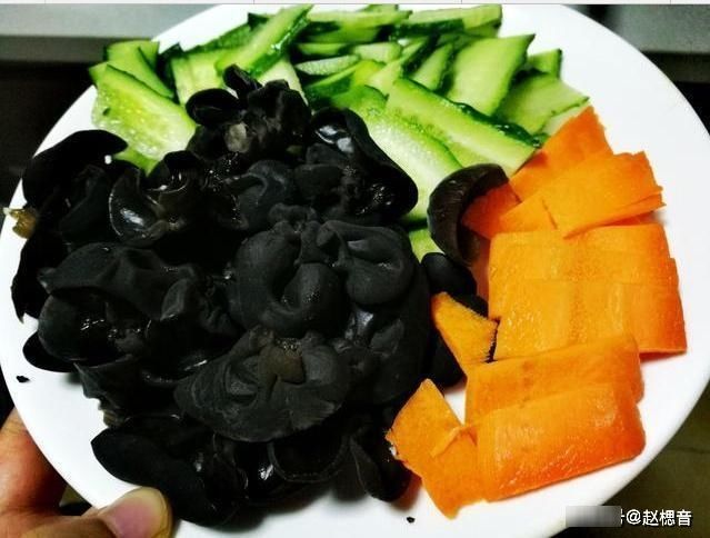 炒木耳总是在锅里噼啪往外喷油,大厨教你一招,真的马上消停了!