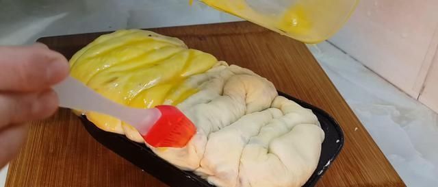 半斤红豆,1斤面粉,不用烤箱,教你做创意红豆包,比发糕还好吃