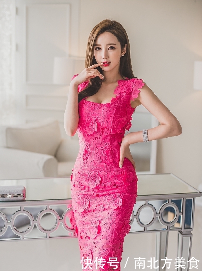 小姐姐穿玫瑰花裙，秀雅脱俗身材完美，网友：只怕是花仙子下凡