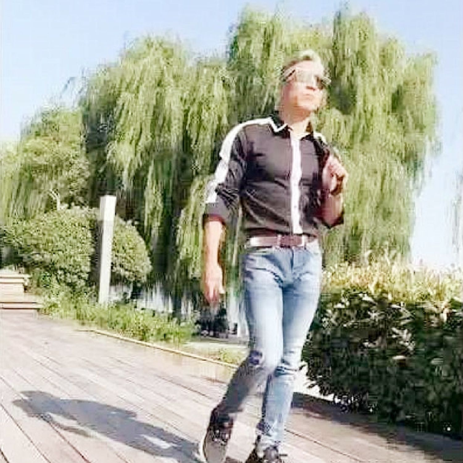 焦点|60岁爷爷去幼儿园接孙女,身材成焦点,很多年轻爸爸自愧不如