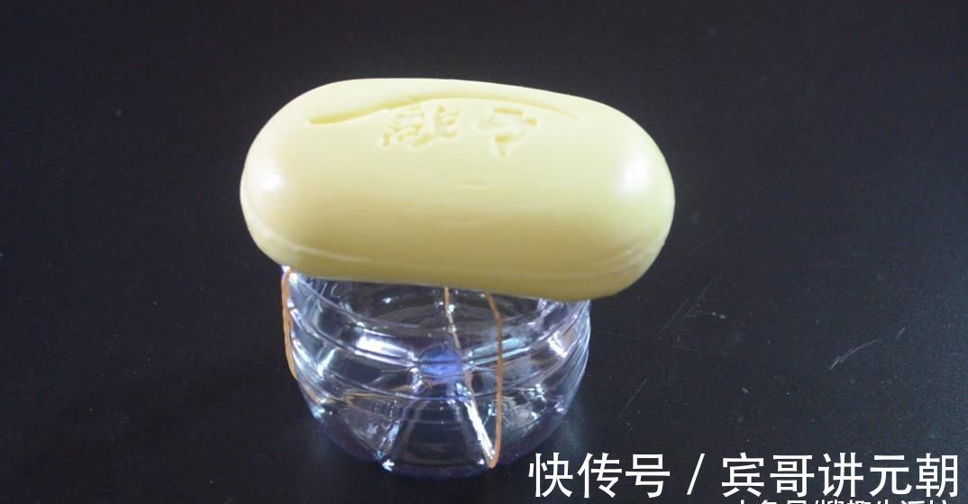 塑料瓶|橡皮筋绑在塑料瓶上太厉害了, 解决了很多家庭的烦恼, 看完赶紧试试