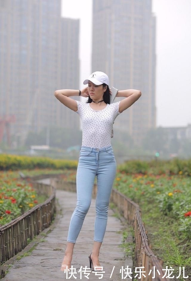 街拍小姐姐穿着黄色的字母印花小背心,可爱又减龄