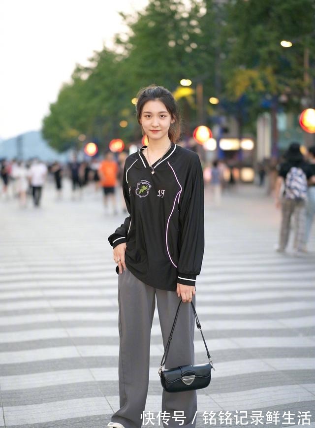 时节 夏末秋初，“卫衣”更时髦的打开方式搭配这4款裤装！