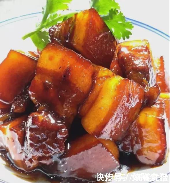 做红烧肉万万不可直接加水，这样等于毁了一锅肉，大厨来教你3招