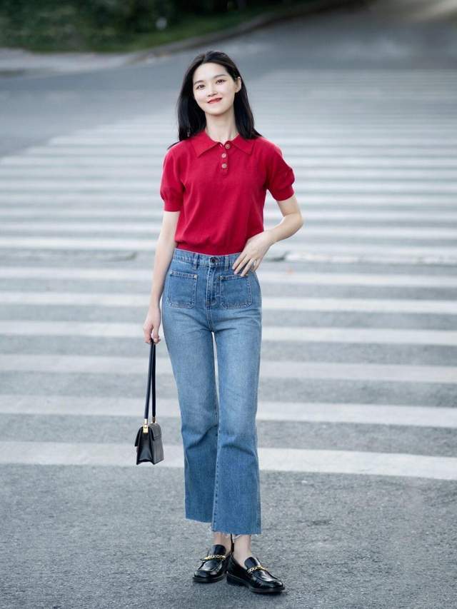 衬衫|秋天怎么穿才高级洋气,红色衬衫+牛仔裤,基础款搭配也漂亮大方