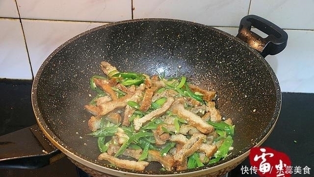 这东西一年才吃上一次,馋死了,端上桌都抢着吃,家乡的味道啊