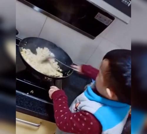 小男孩|萌娃站在凳子上炒饭,动作麻利、一气呵成,网友:确实大有可为啊
