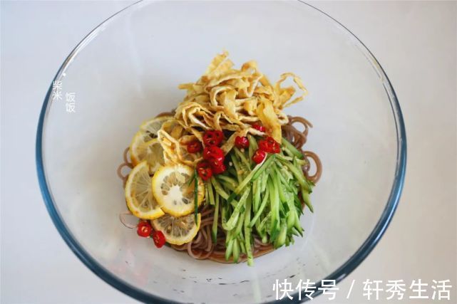 面条|七月天热，做饭就做简单的，一煮一拌特清爽，午餐晚餐都合适