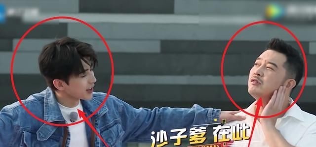 蔡徐坤|跑男9蔡徐坤被迫成沙溢儿子，谁在意他的表情？是否介意很显然