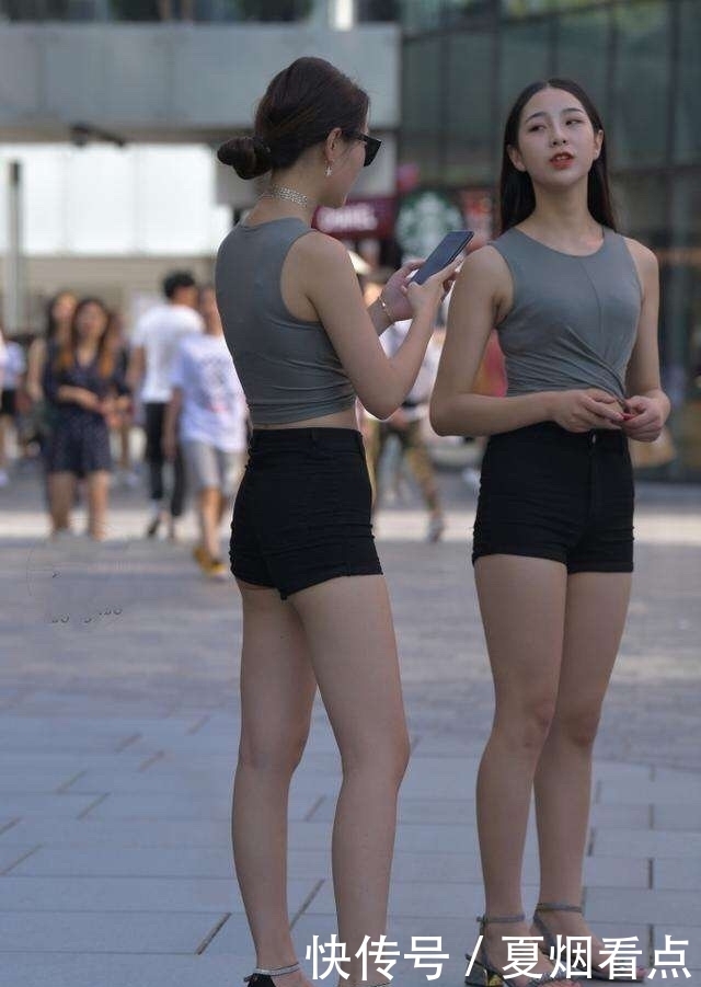 女人|街拍丨如果女人穿同样服装,那拼的就是身材和颜值了