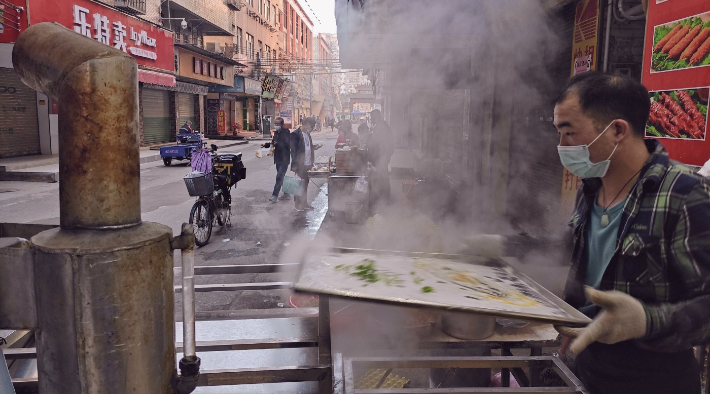 鞭炮|睡好觉、怕隔离、想赚钱、放鞭炮……广州城中村里的新年