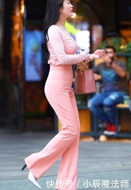 美女|美女穿搭：时尚女生喇叭裤穿搭，衬托气质女人味，时髦又洋气！