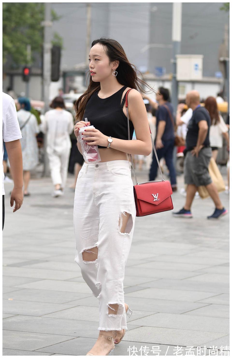 吊带|破洞牛仔裤，搭配水晶凉鞋，黑色的修身吊带，不多见的风格