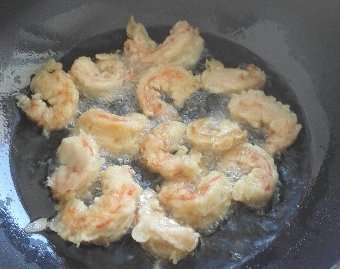 把大虾这样加工,酸甜可口,外酥里嫩,是食疗保健的上好佳品