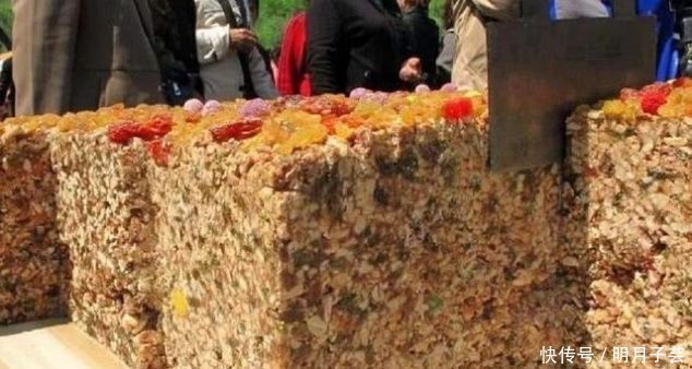 一刀穷一刀富,明码标价卖切糕,商家表示不宰客,为何无人买账?